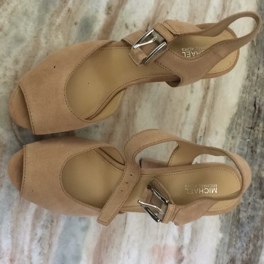 Woman’s Michael Kors suede pump Size 8 GUC